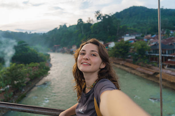 Tourist diatas jembatan