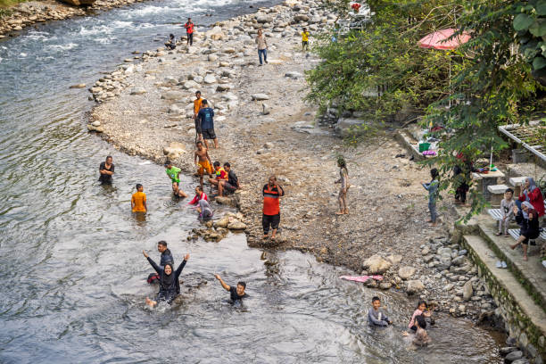 Orang-orang Bermain Air di Sungai